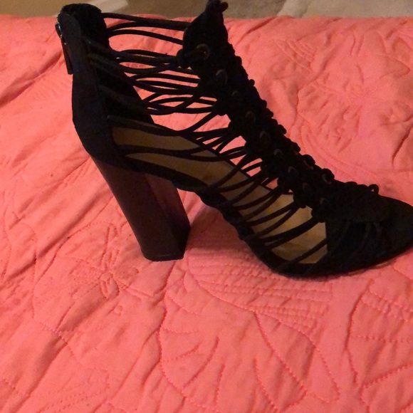 BAMBOO Shoes - Gorgeous Black suede scrappy sandals🖤🖤🖤🖤